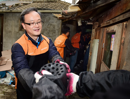 코스콤은 지난 10일 서울 도림동 소외계층 가정에 사랑의 연탄 1200장을 배달했다고 11일 밝혔다. 코스콤 직원이 연탄을 나르고 있다.  코스콤 제공